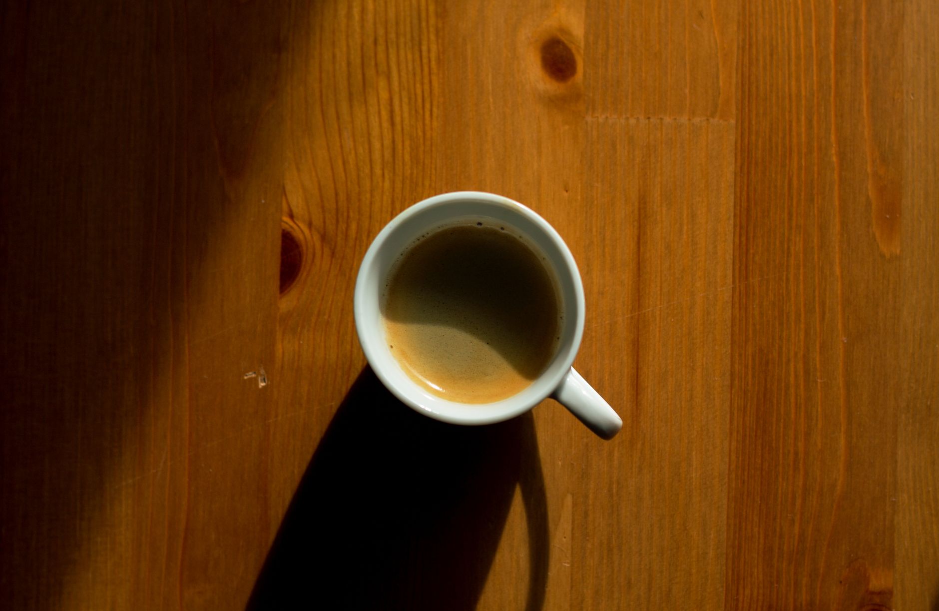En kop kaffe på et træbord set ovenfra